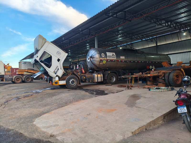 Mecânico embaixo do caminhão — Bradiesel