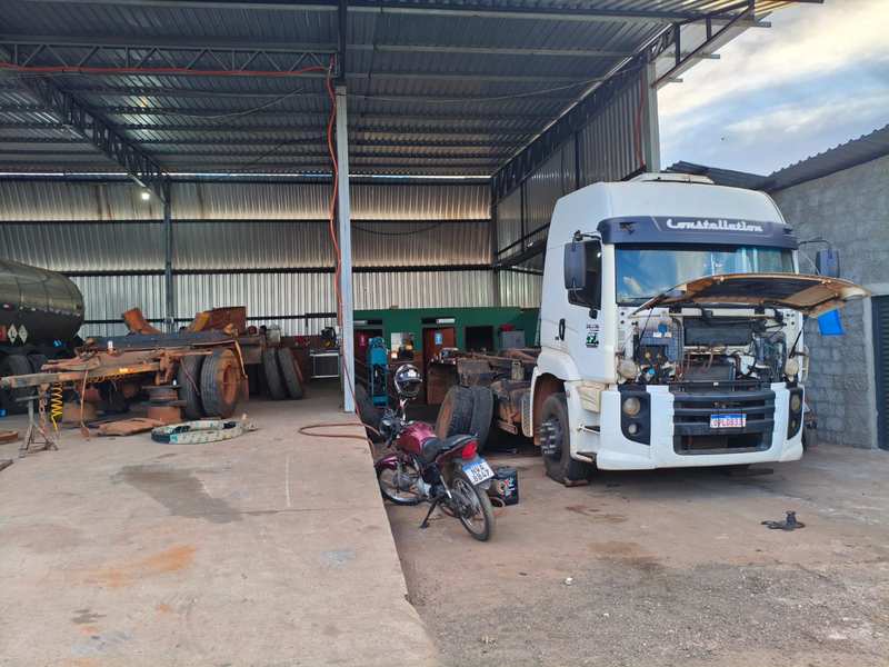 Motor de caminhão em manutenção — Bradiesel