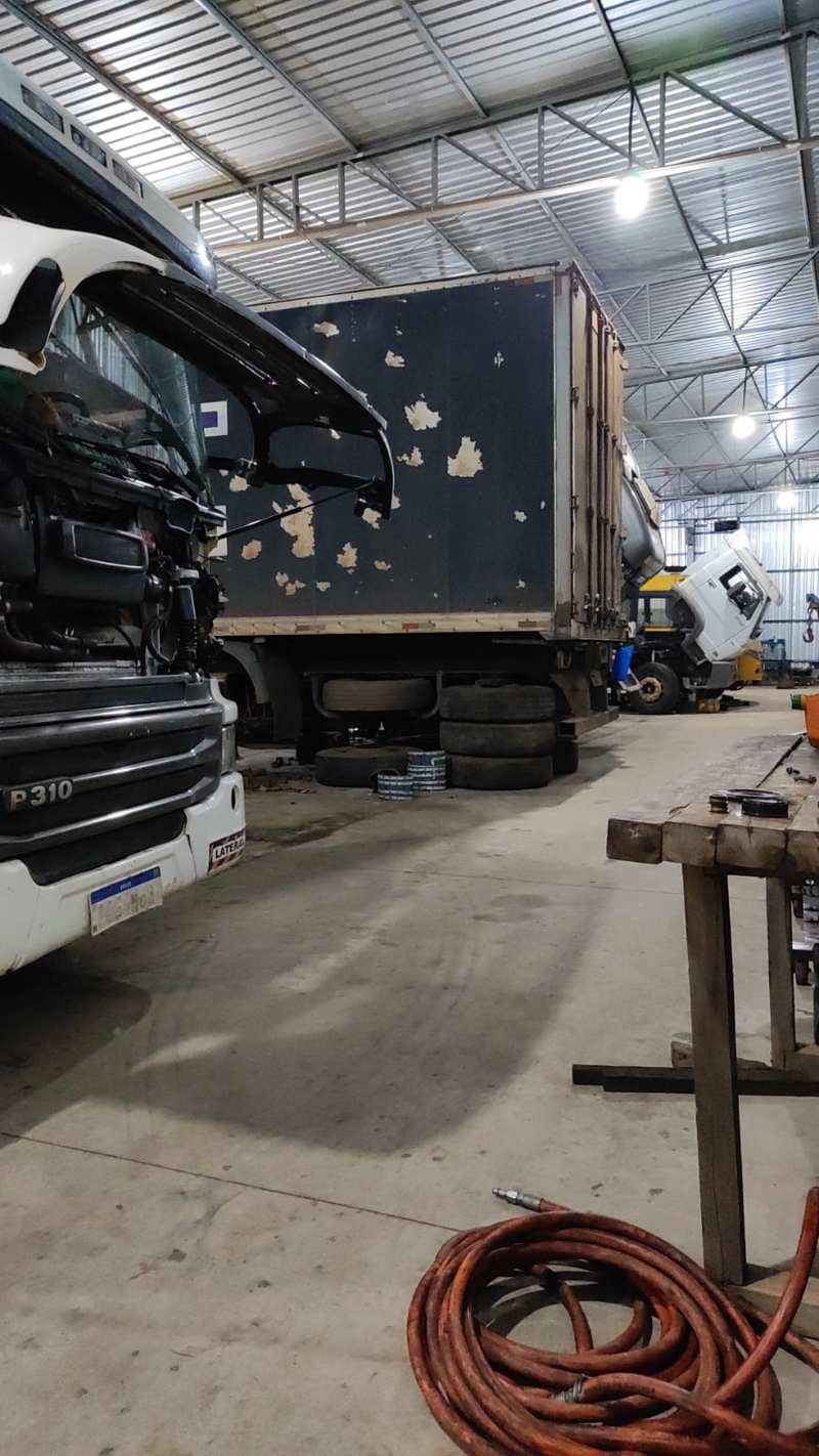 Mecânicos Bradiesel trabalhando no caminhão