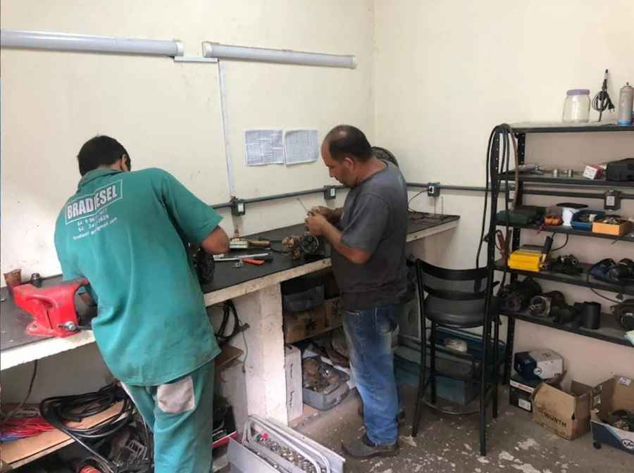 Equipe técnica Bradiesel — Mecânicos especializados em diesel trabalhando em Morrinhos-GO